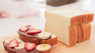 Фото рецепта: Сладкий сандвич с шоколадным маслом и фруктами