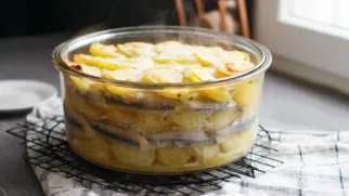 Фото рецепта: Сайра с картофелем в нежном запеченном слое