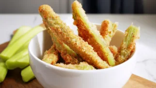 Фото рецепта: Хрустящий сельдерей в нежном кляре с румяной корочкой