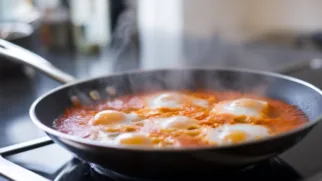 Фото рецепта: Острая шакшука с яйцами и пряными томатами для яркого завтрака