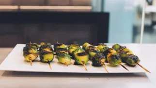 Фото рецепта: Шашлычки из брюссельской капусты с ароматом гриля