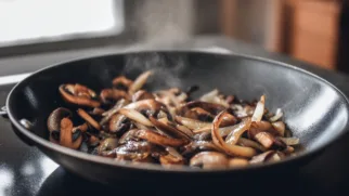 Фото рецепта: Ароматное соте с грибами и луком для быстрого ужина