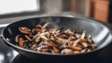 Фото блюда: Ароматное соте с грибами и луком для быстрого ужина