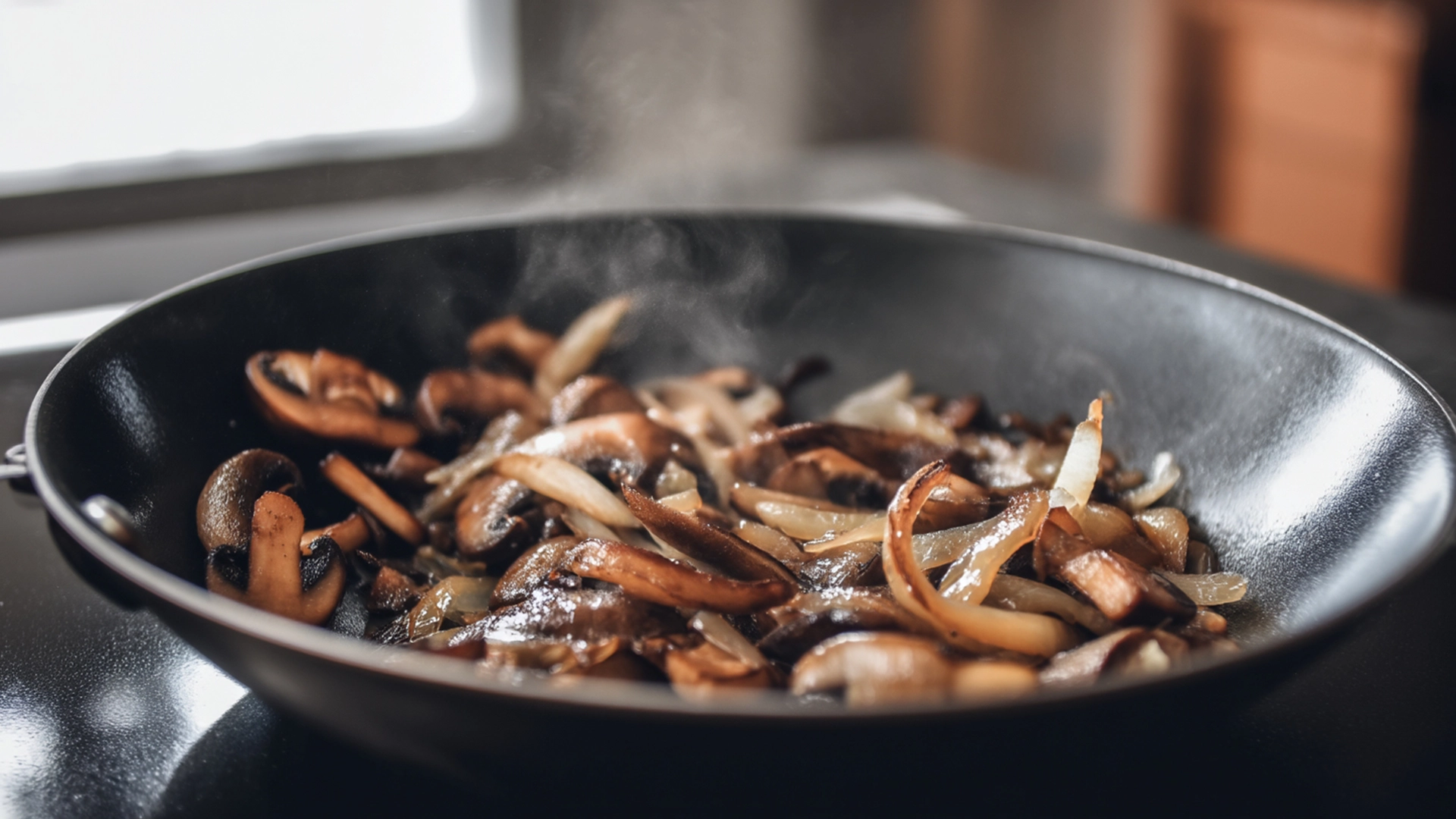 Фото блюда: Ароматное соте с грибами и луком для быстрого ужина