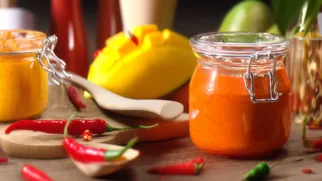 Фото рецепта: Яркий соус манго чили который делает еду сочной и вкусной