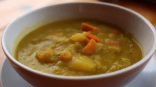 Фото рецепта: Сытный гороховый суп в мультиварке с нежной текстурой