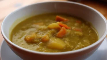 Фото блюда: Сытный гороховый суп в мультиварке с нежной текстурой