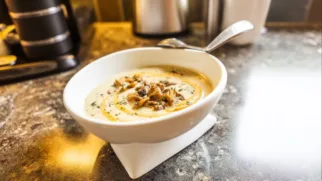 Фото рецепта: Суп пюре из шампиньонов с сыром: богатый вкус и аромат