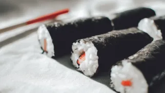 Фото рецепта: Суши с краснопёркой для аккуратной домашней подачи