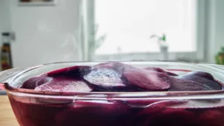 Фото рецепта: Свекла в яблочном соке с мягким сладким вкусом