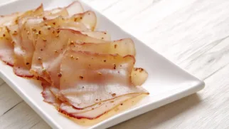 Фото рецепта: Маринованная свиная кожа с луком и пряным бульоном