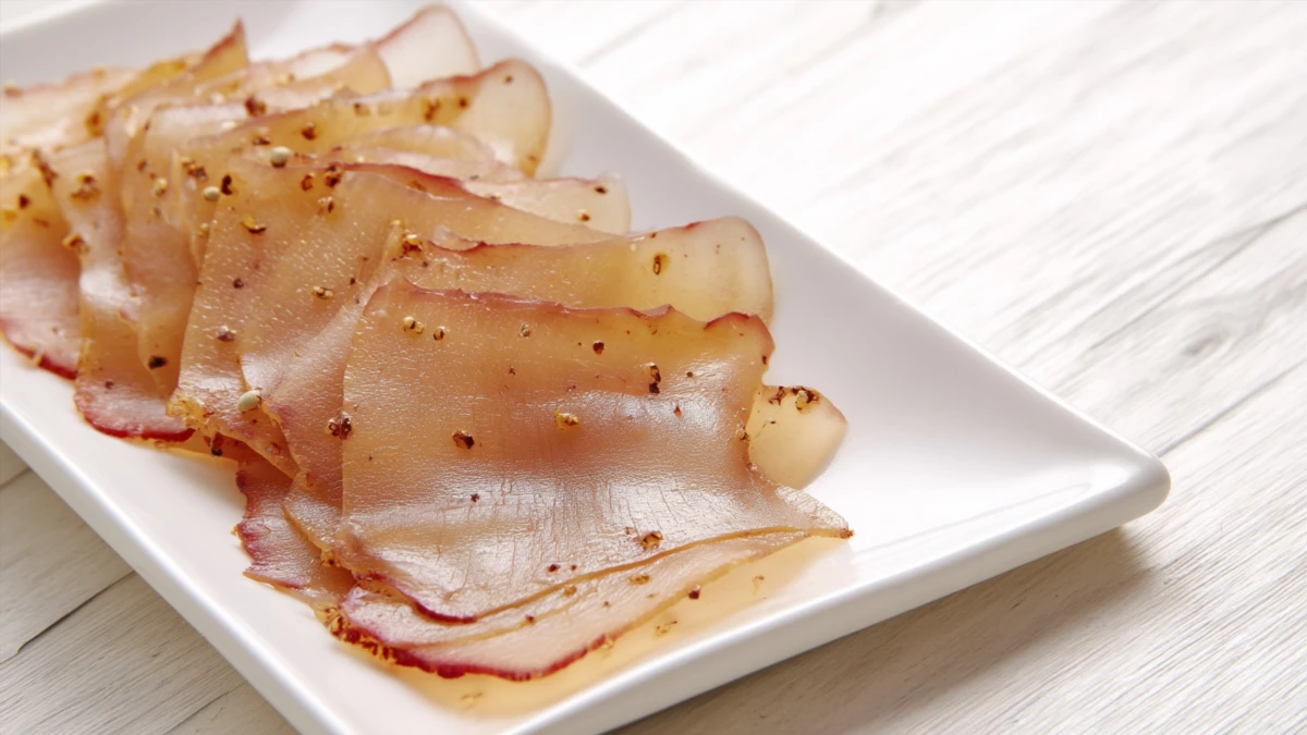 Фото блюда: Маринованная свиная кожа с луком и пряным бульоном