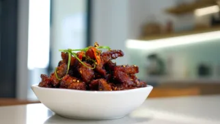 Фото рецепта: Хрустящая китайская свиная шейка с карамельным блеском