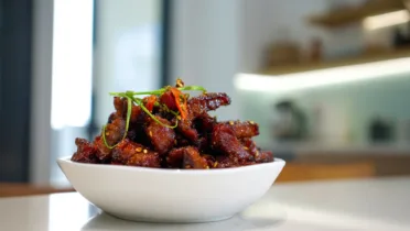 Фото блюда: Хрустящая китайская свиная шейка с карамельным блеском