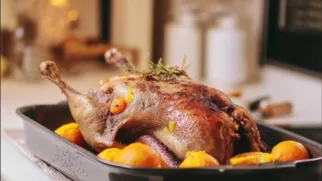 Фото рецепта: Свити утка запечённая в духовке с сочной цитрусовой начинкой