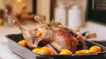 Фото рецепта Свити утка запечённая в духовке с сочной цитрусовой начинкой