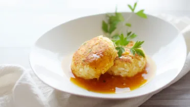 Фото блюда: Нежные сырники с соусом из жимолости