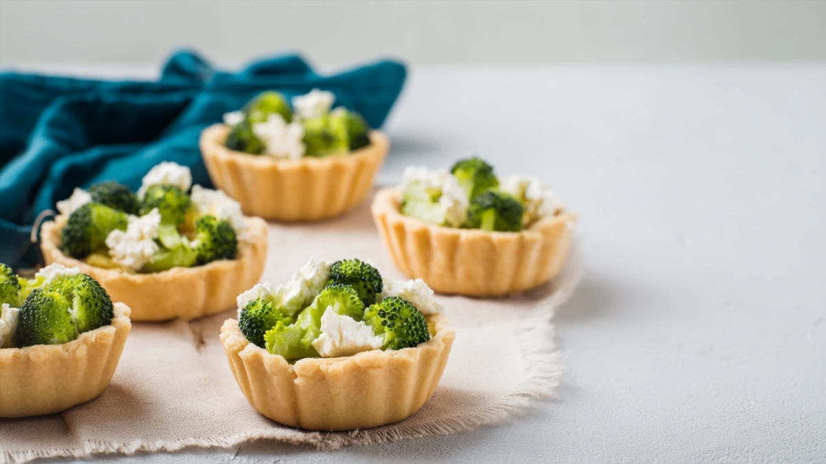 Фото блюда: Тарт с козьим сыром и брокколи с нежной сливочной начинкой