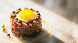 Фото рецепта: Тартар из говядины с ярким вкусом каперсов