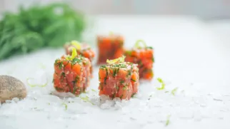 Фото рецепта: Нежный тартар из сёмги с ароматной зеленью