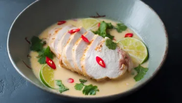 Фото блюда: Тайская индейка с нежным кокосовым соусом и лаймом