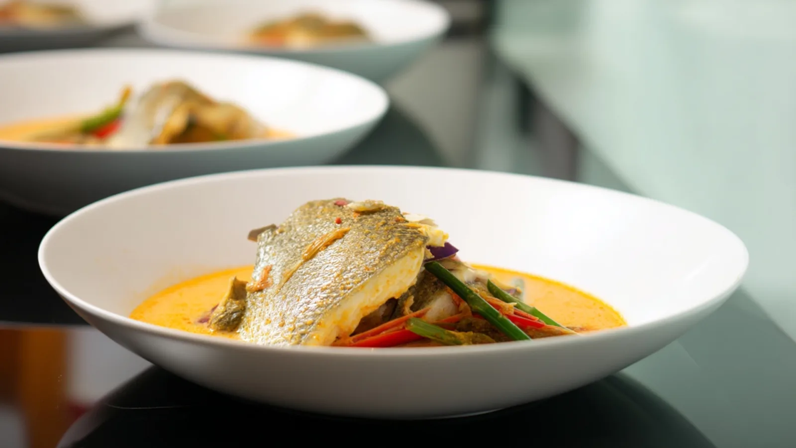 Фото блюда: Нежный сибас в кокосовом молоке с ароматом лимонграсса