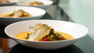 Фото рецепта: Нежный сибас в кокосовом молоке с ароматом лимонграсса