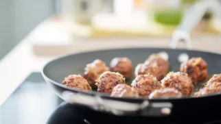 Фото рецепта: Румяные тефтели в сухарях с сочной серединой