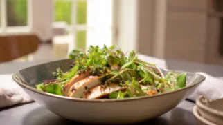 Фото рецепта: Теплый салат с курицей и прованскими травами