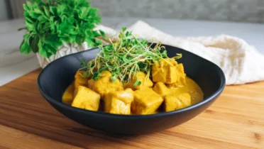 Фото блюда: Тофу в насыщенном карри с хрустящими фасолевыми ростками