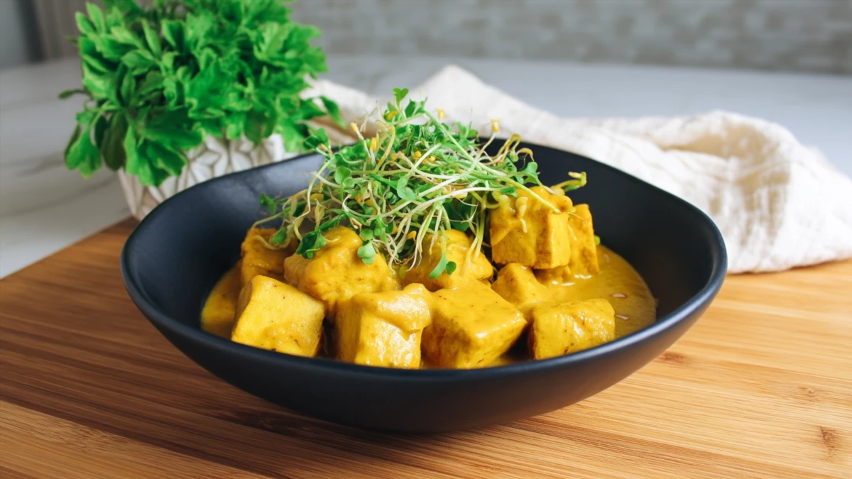 Фото блюда: Тофу в насыщенном карри с хрустящими фасолевыми ростками