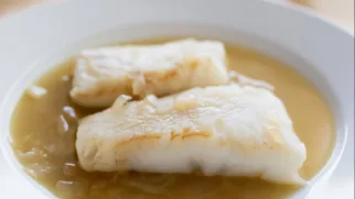 Фото рецепта: Треска в красном вине с нежным ароматом лука и пряного соуса