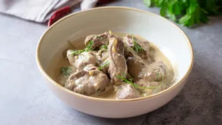 Фото рецепта: Нежная бараняя печень в сметанном соусе с ароматными травами