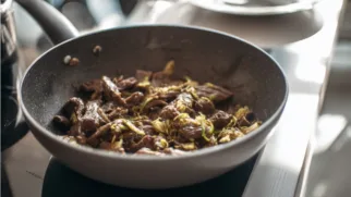 Фото рецепта: Тушеная говядина с бобовыми ростками с нежным ароматом