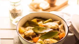 Фото рецепта: Тушеная курица с лавровым листом с глубоким ароматом и насыщенным вкусом