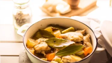 Фото блюда: Тушеная курица с лавровым листом с глубоким ароматом и насыщенным вкусом