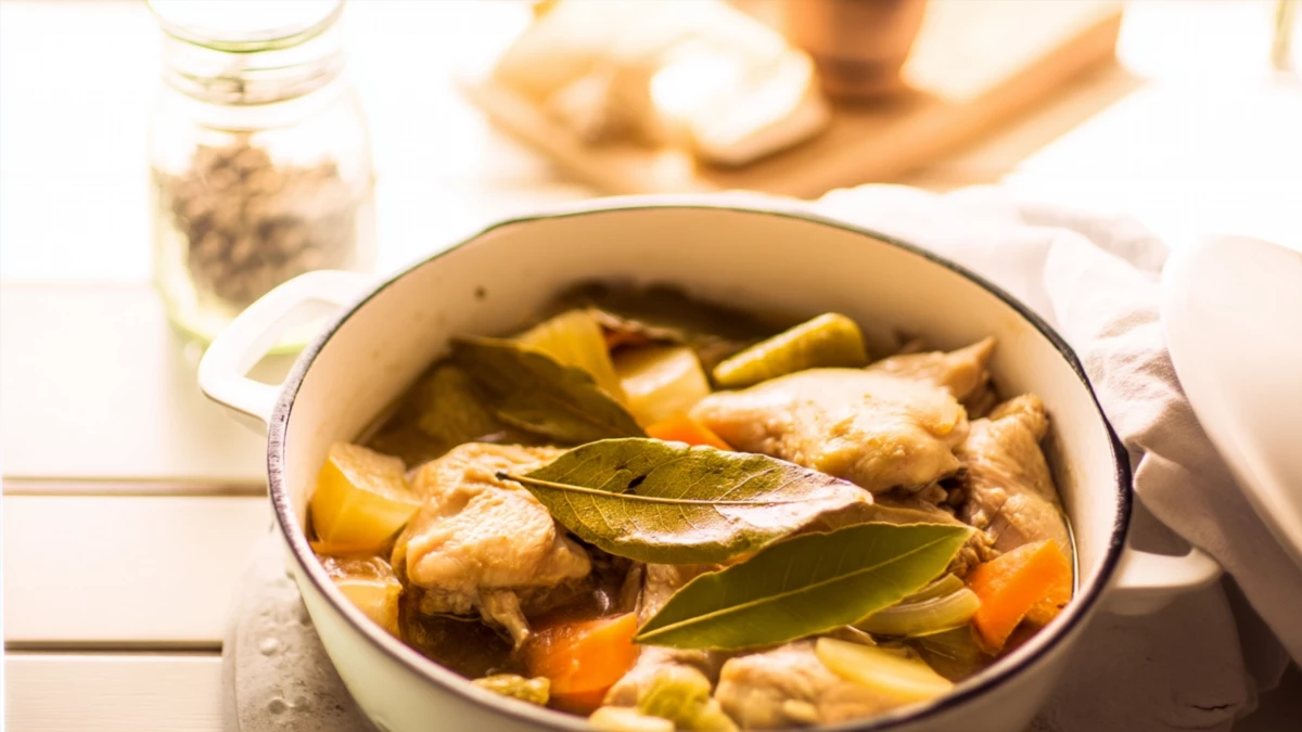 Фото блюда: Тушеная курица с лавровым листом с глубоким ароматом и насыщенным вкусом