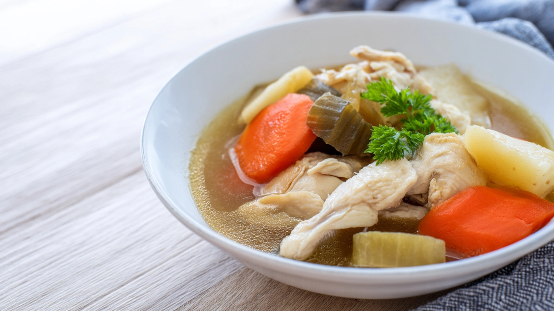 Фото блюда: Нежная тушеная курица с овощами в ароматном бульоне