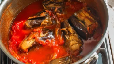 Фото блюда: Нежные баклажаны тушатся в ароматном томатном соусе