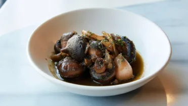 Фото блюда: Тушёные вешенки с мягким луком в ароматном бульоне