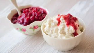 Фото рецепта: Нежный творог с фруктовым пюре для легкого перекуса