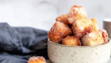 Фото блюда: Золотистый творог в сладком кляре с хрустящей корочкой