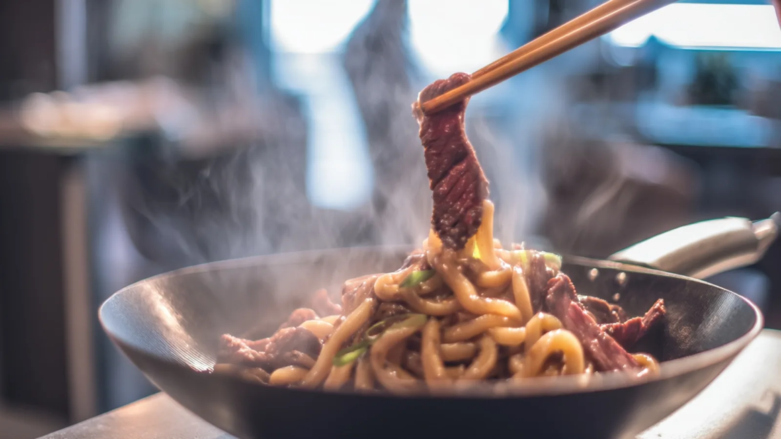 Фото блюда: Удон с говядиной в ароматной соевой глазури