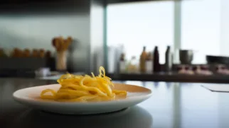 Фото рецепта: Удон с омлетом и ароматным соусом понзу