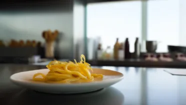 Фото блюда: Удон с омлетом и ароматным соусом понзу