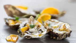 Фото рецепта: Устрицы с нежным мандариновым соусом для яркой закуски