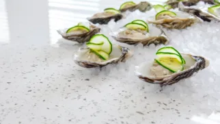 Фото рецепта: Освежающие устрицы с огуречным граните
