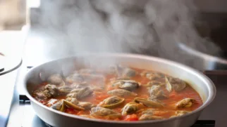 Фото рецепта: Устрицы в нежном томатном бульоне с ярким ароматом