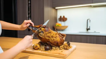 Фото блюда: Сочная утка фаршированная гречкой и грибами для семейного ужина