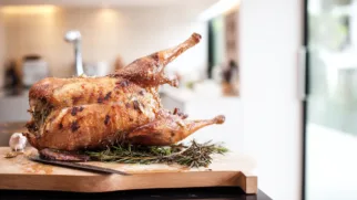 Фото рецепта: Ароматная утка с чесноком и розмарином для вашего праздничного стола